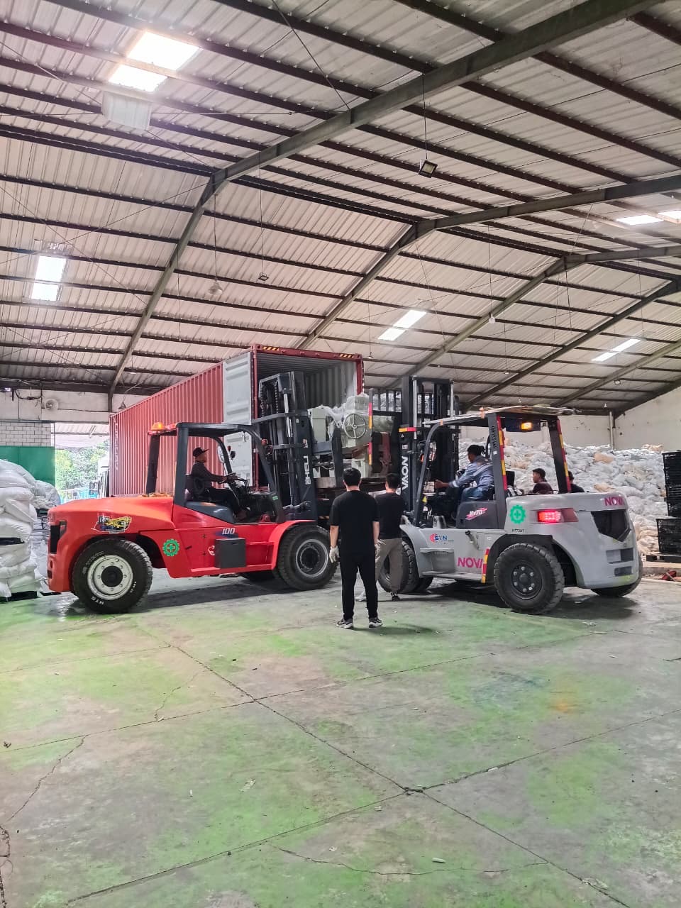 Forklift 10 ton & Forklift 7 ton unloading mesin pabrik bersama - CV. Sakti Trans Nusantara