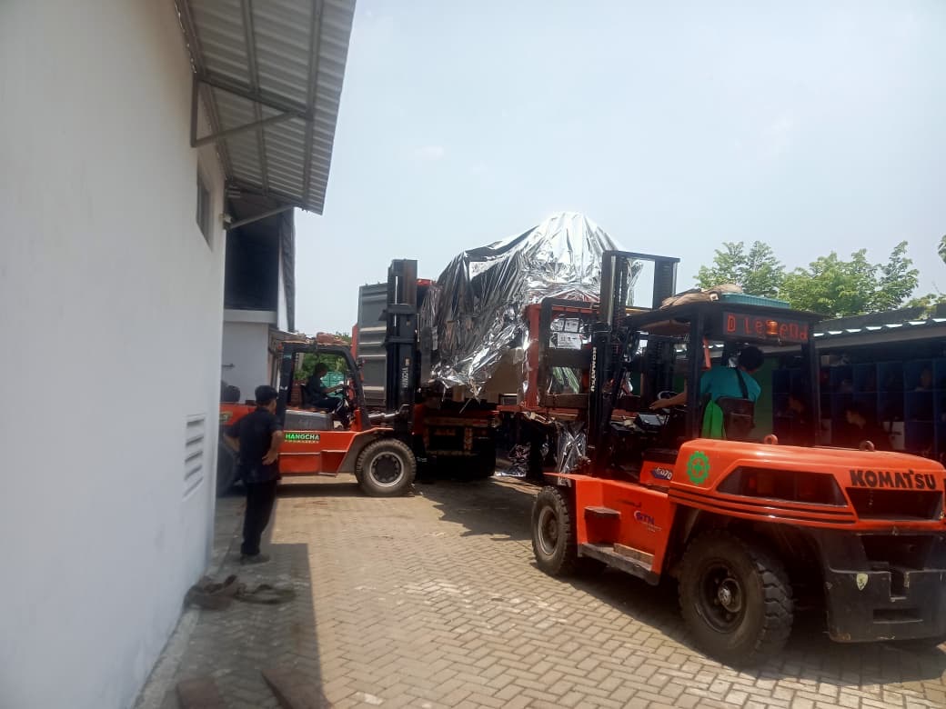 Forklift 10 ton dan forklift 7 ton bongkar mesin pabrik - CV. Sakti Trans Nusantara