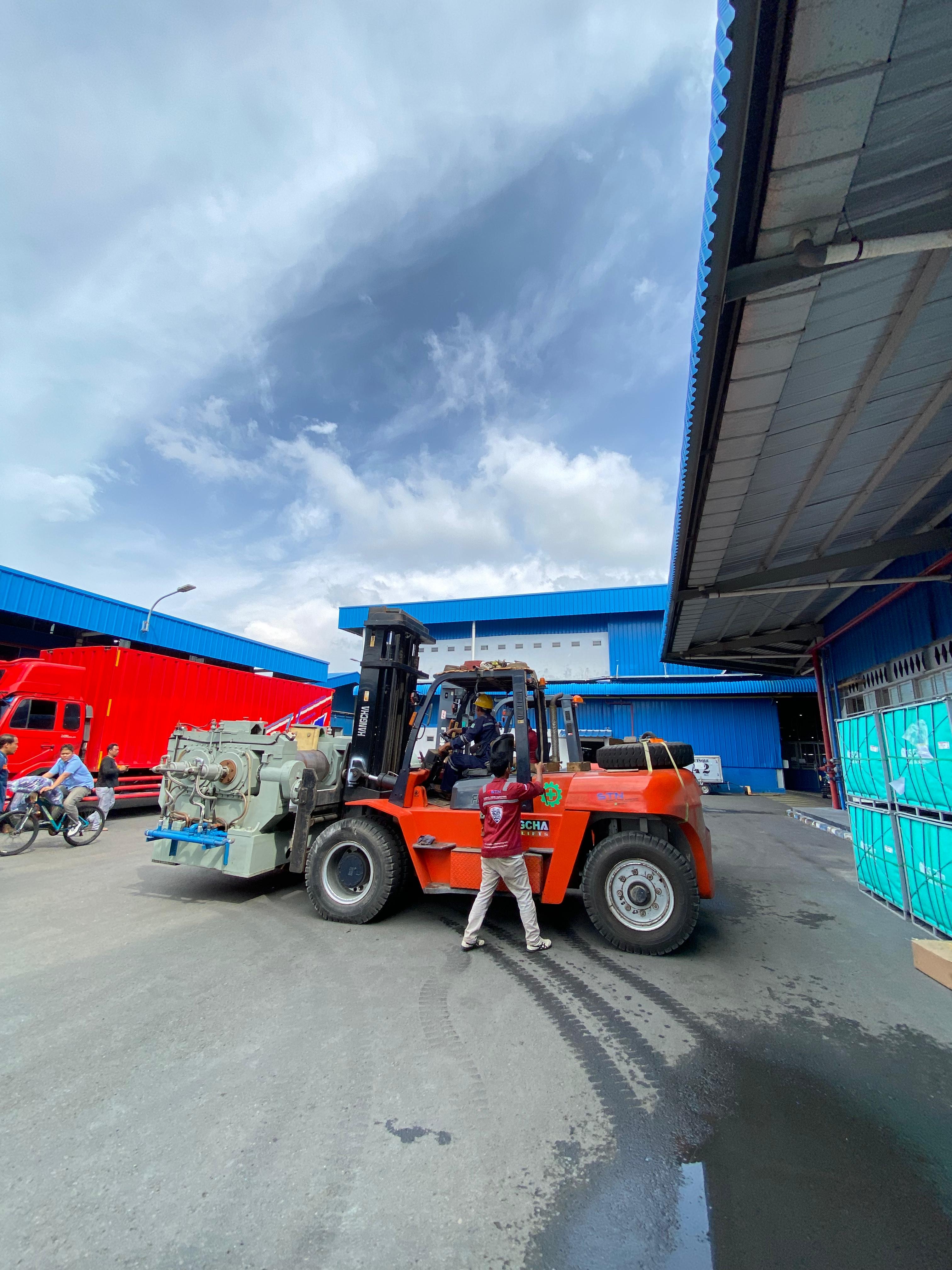 Forklift 10 ton moving mesin - CV. Sakti Trans Nusantara