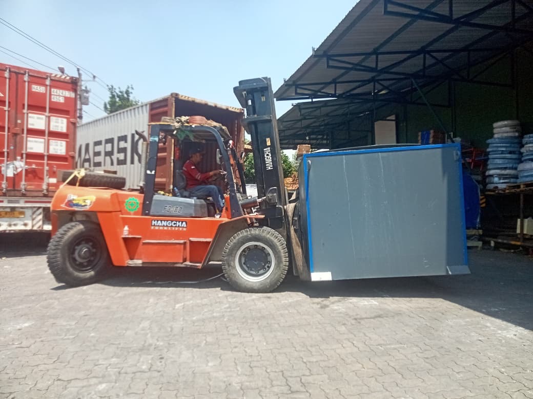 Forklift 10 ton pindah mesin pabrik - CV. Sakti Trans Nusantara