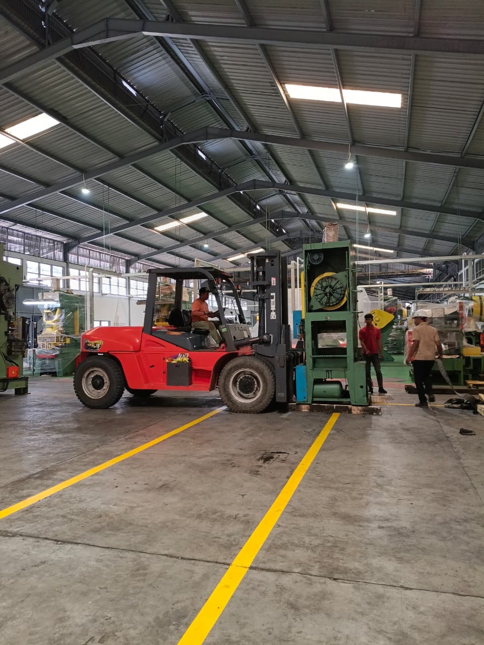 Forklift 10 Ton setting mesin pabrik - CV. Sakti Trans Nusantara