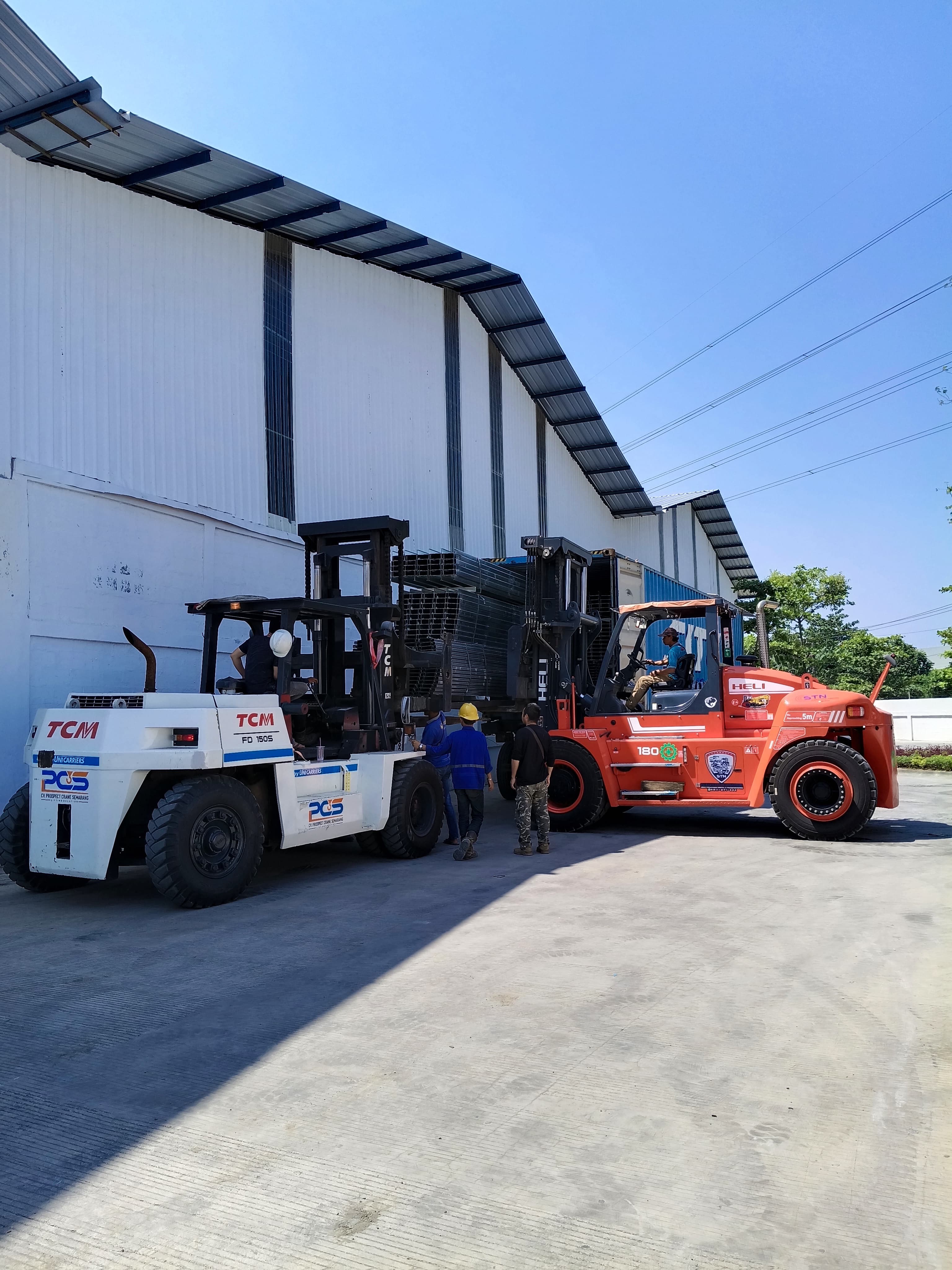 Forklift 15 ton & Forklift 18 ton bongkar baja  - CV. Sakti Trans Nusantara