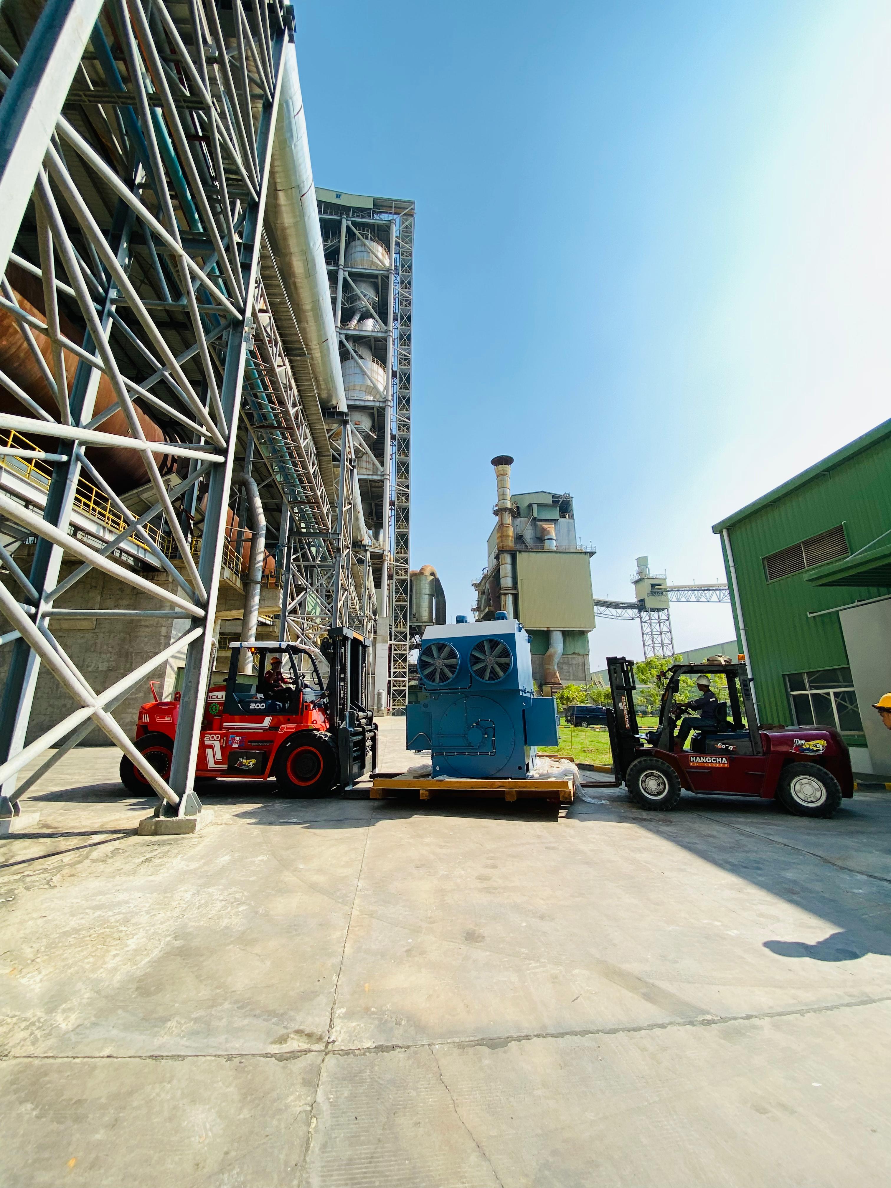 Forklift 20 ton dan Forklift 7 ton moving mesin bersama - CV. Sakti Trans Nusantara