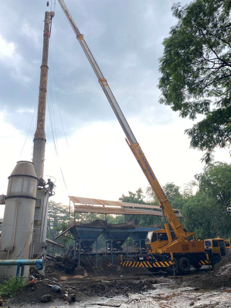 Forklift 25 ton bongkar cerobong di jepara - CV. Sakti Trans Nusantara