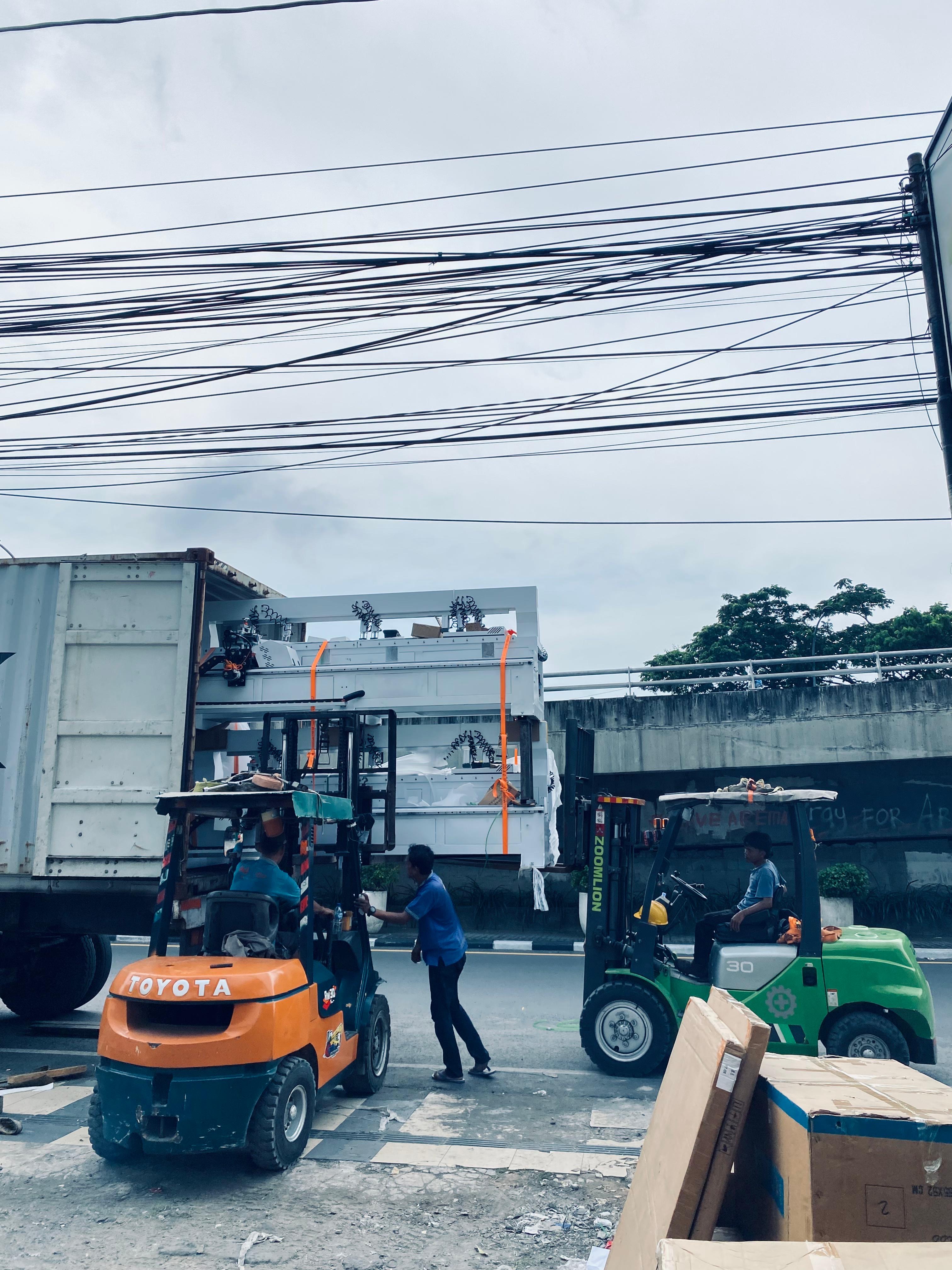 Forklift 3 ton 2 unit bongkar mesin berdua - CV. Sakti Trans Nusantara