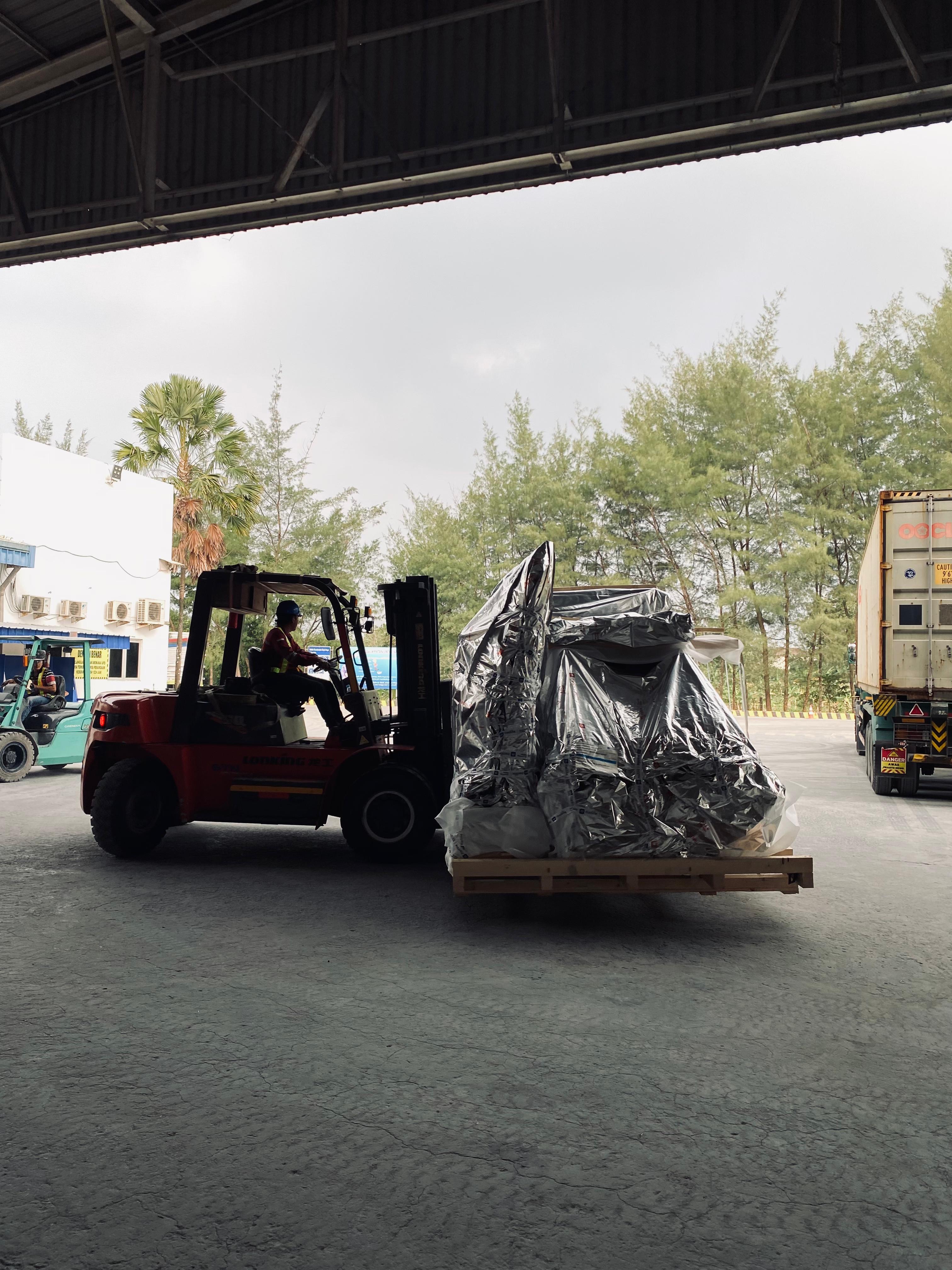 Forklift 5 ton pindah mesin pabrik - CV. Sakti Trans Nusantara