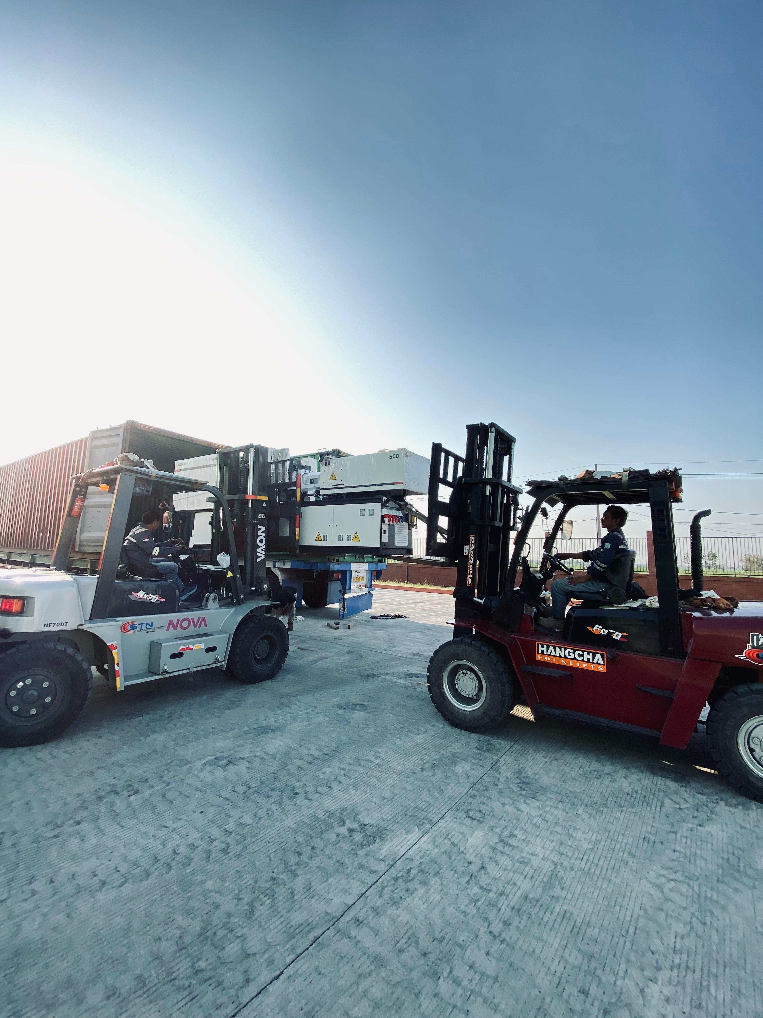 Forklift 7 ton 2 unit unloading mesin pabrik - CV. Sakti Trans Nusantara