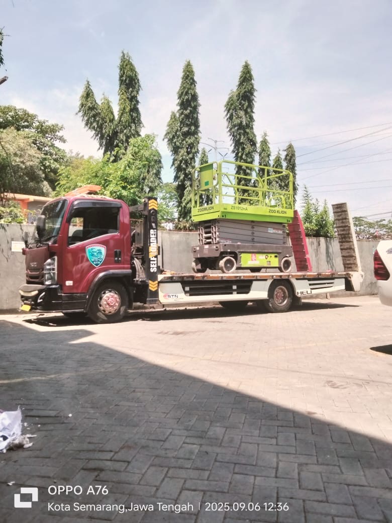 Logistik selfloader muat scissorslift - CV. Sakti Trans Nusantara