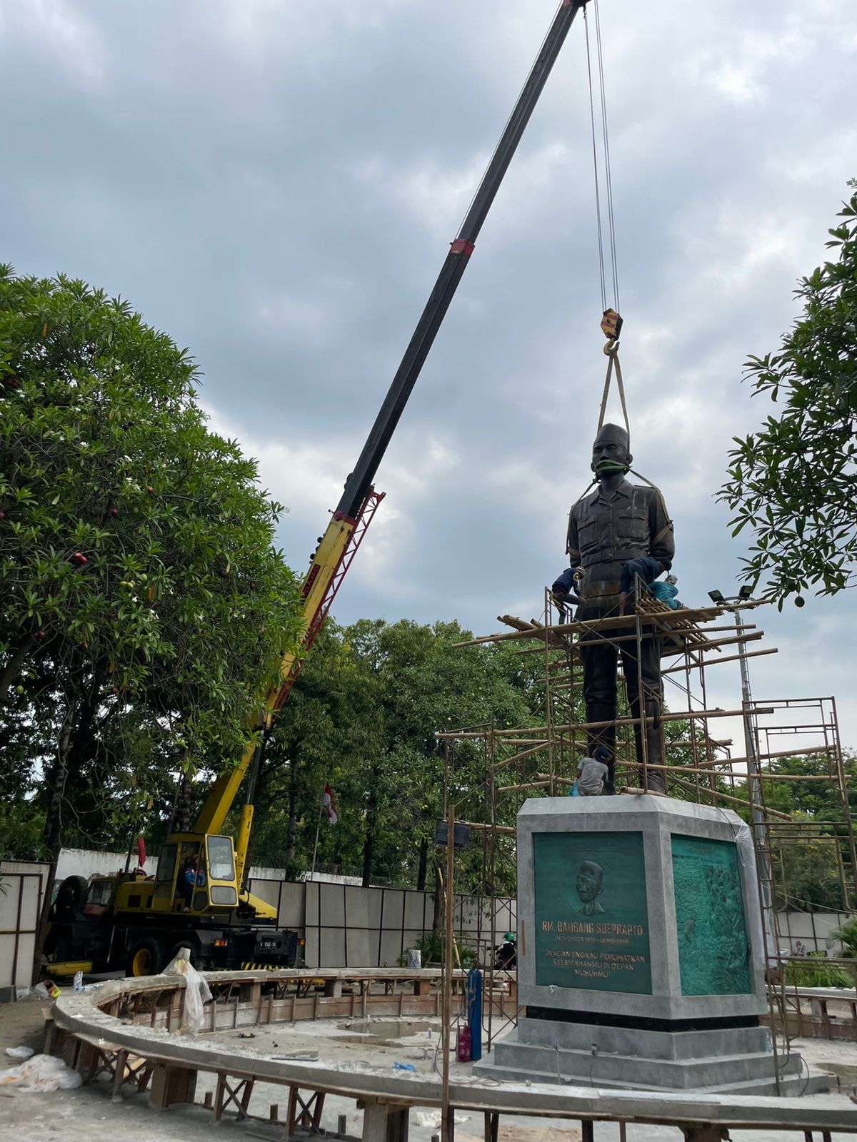 Mobil crane 16 ton pasang patung di taman kota semarang - CV. Sakti Trans Nusantara