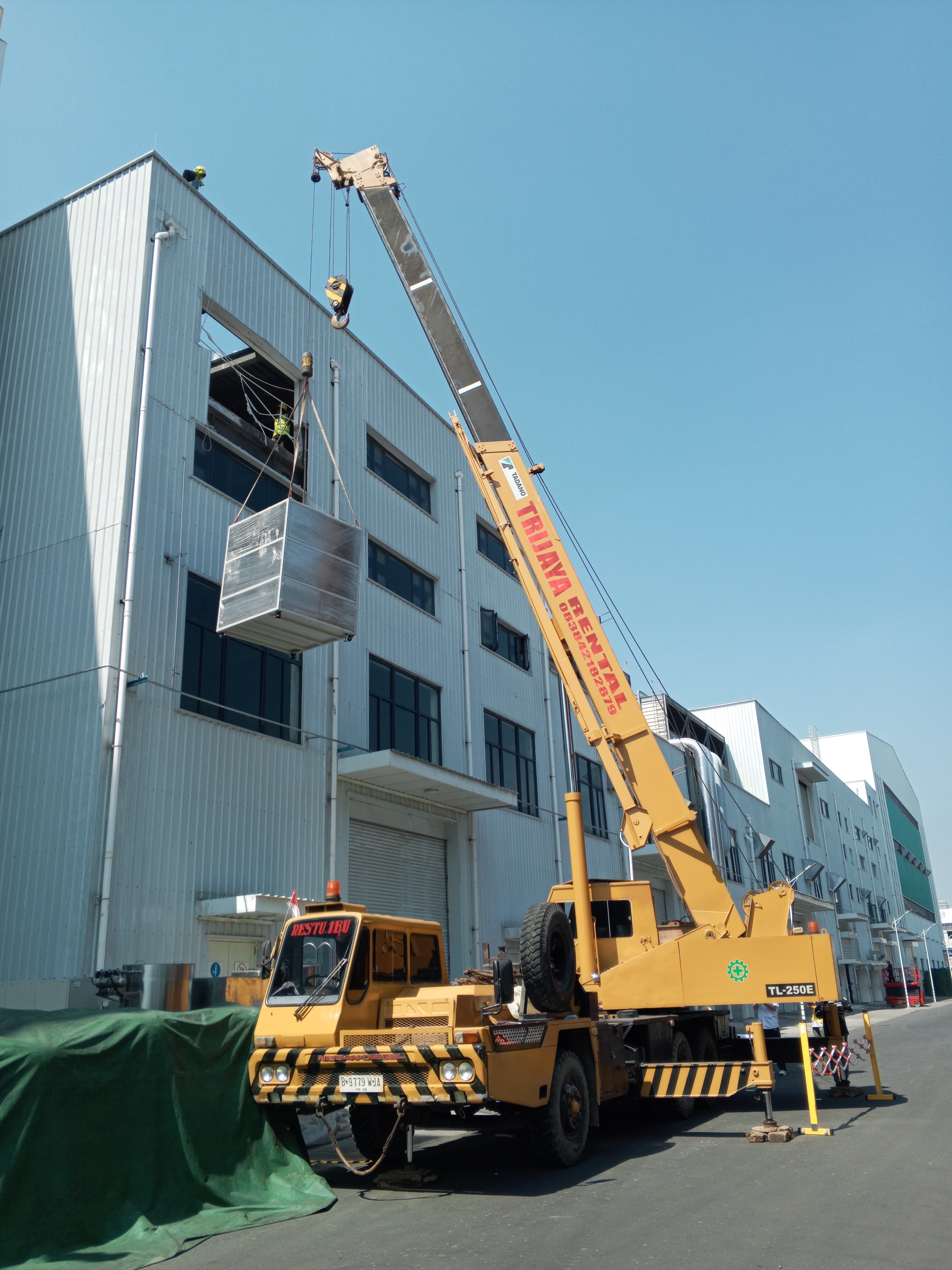 Mobil crane 25 ton lifting mesin pabrik - CV. Sakti Trans Nusantara