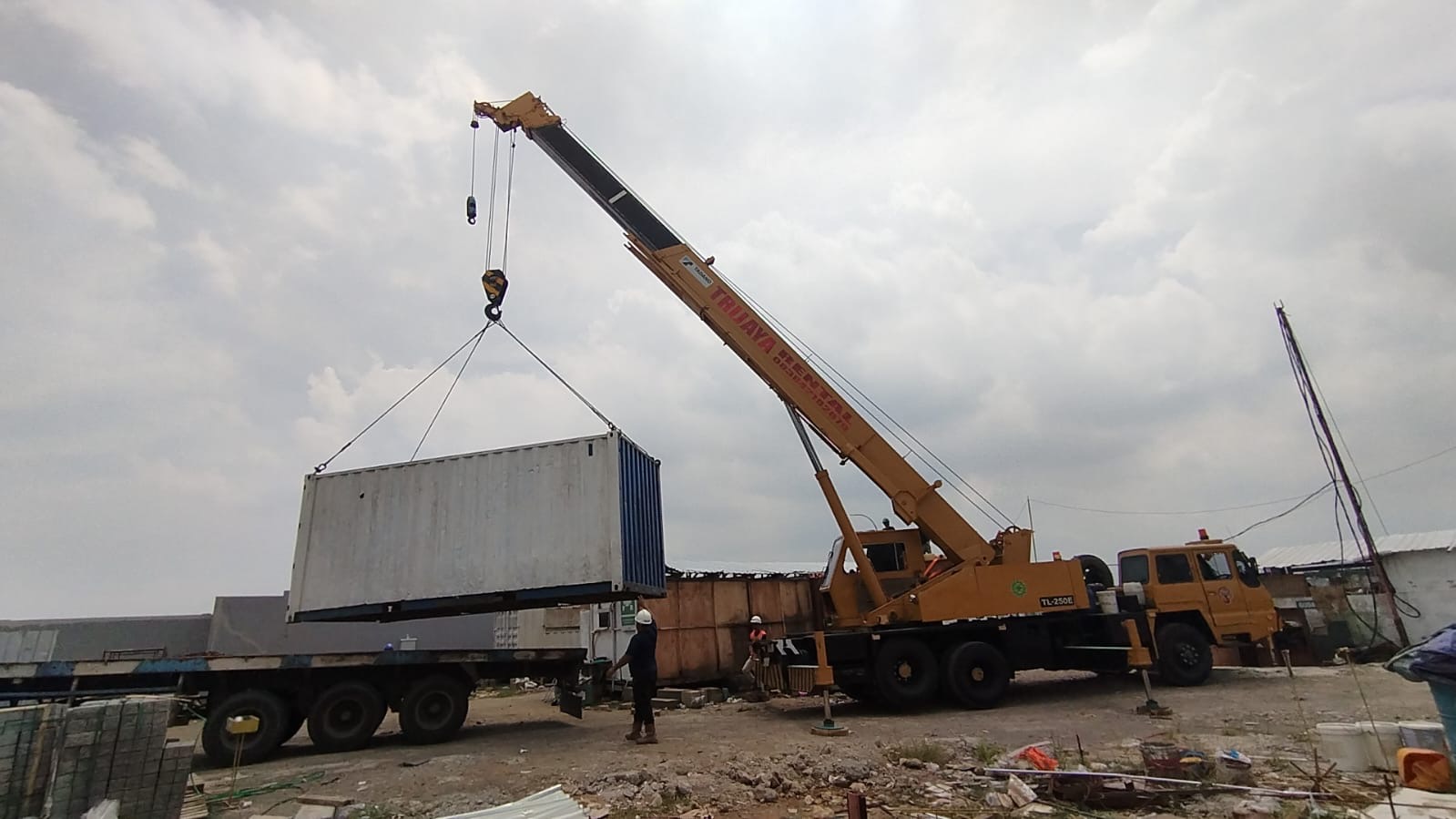 Mobil crane 25 ton unloading container - CV. Sakti Trans Nusantara