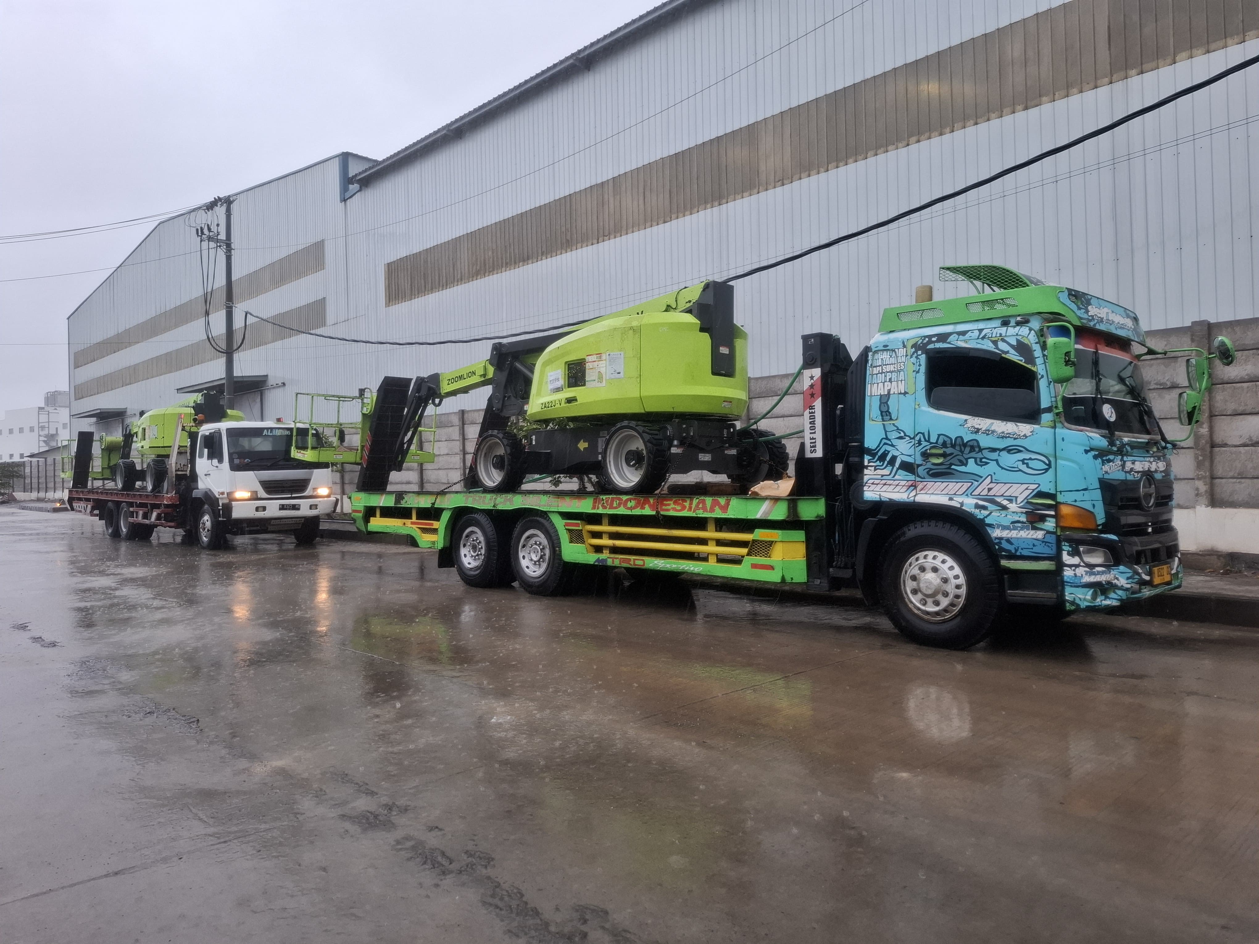 Selfloader muat bomlift antar kota - CV. Sakti Trans Nusantara