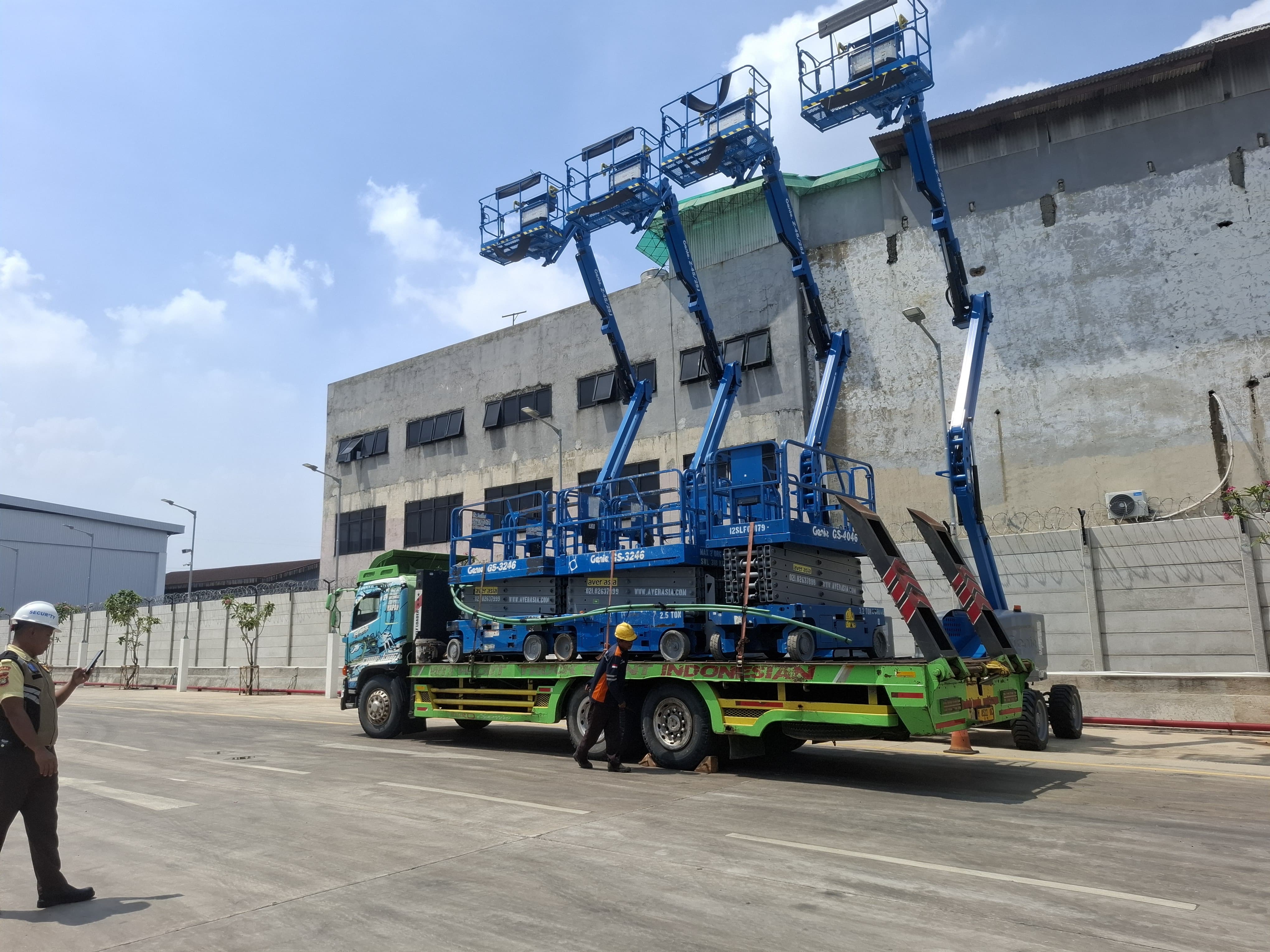 Selfloader muat scissorslift 5 unit tujuan bekasi ke semarang - CV. Sakti Trans Nusantara